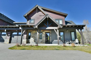 Snowcap Retreat: Luxury Mountain Living w/ Views & Private Hot Tub